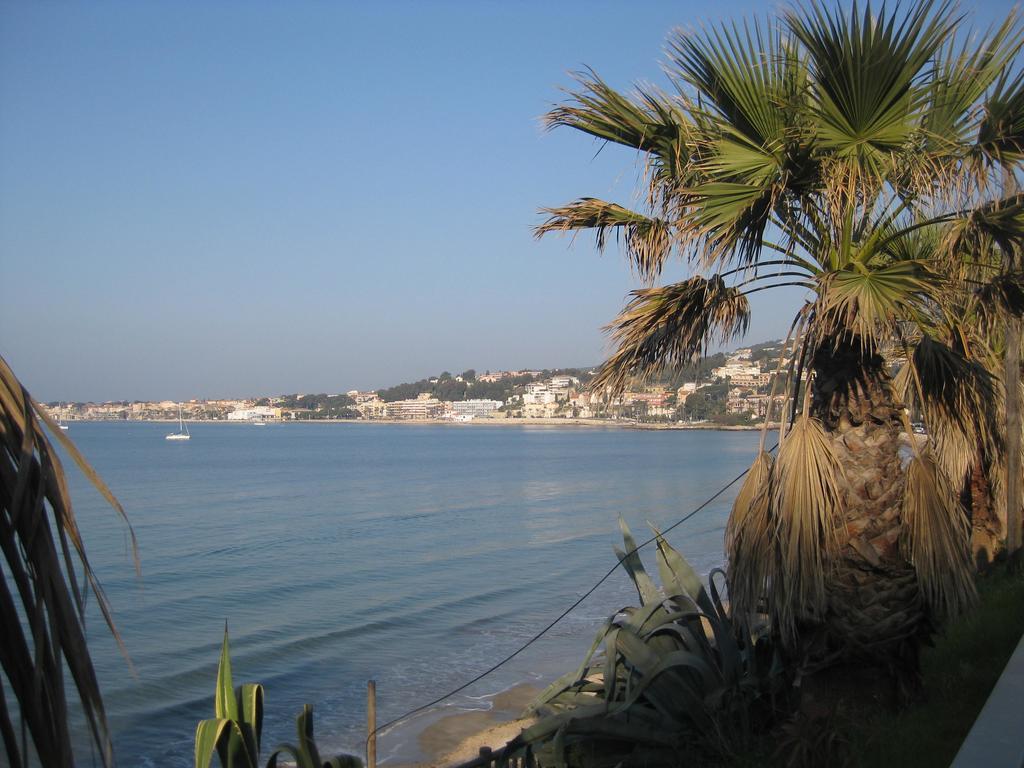 50m T2 Grande Terrasse Vue Climatise Piscine Chauffee, Parking Clos Gratuit Sanary-sur-Mer